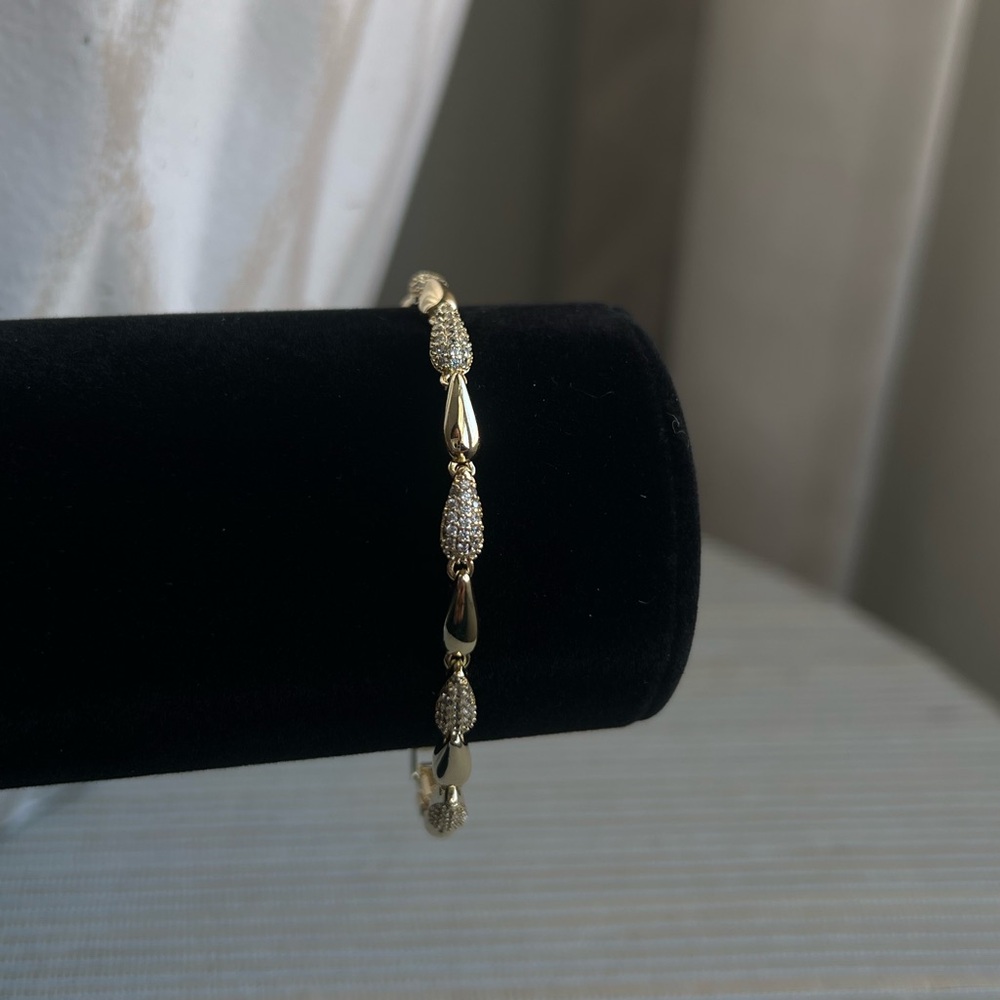 Alternating plain and pavé covered teardrop accents gold bracelet